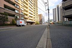 前面道路は広く、車同士がすれ違うスペースが十分にあります。