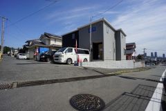 前面道路は広く、車同士がすれ違うスペースが十分にあります。落ち着いた住宅地内で快適な生活を実現してみませんか＾＾