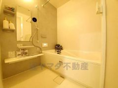 1日の疲れを癒すくつろぎのバスルーム。足を伸ばしてもゆったりと入れるサイズです。お子様と一緒にお風呂に入っても狭くないですね^^