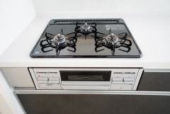 3種類の料理が同時に調理できる、3口ガスコンロ。忙しい夕食の支度時間が短縮できて効率よくお料理が楽しめます。