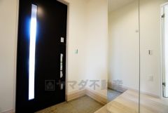 採光も考えられた明るい玄関です。シューズボックスは全身鏡付きで、お出かけ前にコーディネートのチェックが出来ますね。