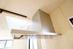 風量が弱・強と切替え可能なレンジフードが調理中の煙をしっかり吸い込みます。手元を照らすライト付きです。