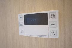湯量・湯温の設定、そして保温までワンタッチのフルオートバス。便利な追い炊き機能付きです。