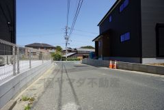 前面道路は広く、車同士がすれ違うスペースが十分にあります。落ち着いた住宅地内で快適な生活を実現してみませんか＾＾