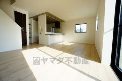 リビングは広々とした設計で、家族が集い、寛ぐ暮らしの空間を演出しています。