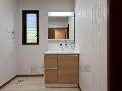 三面鏡つき洗面台。鏡裏にたっぷりとした収納スペースがあります。鏡を閉めてしまえば小物は見えないため、スッキリとした印象の洗面台にできます。