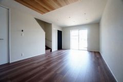 大きな掃き出し窓のあるリビングは、陽光あふれる明るい空間です。ゆったりと寛げる憩いの場となりそうです。