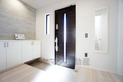 たっぷり収納できるシューズボックスです。家族全員の靴がきれいに整頓できます。棚の上にお花や写真を飾っても良いですね。