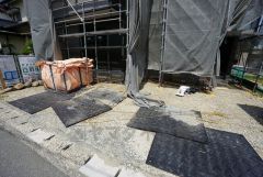 現地（2025年4月17日）撮影。3台まで並列駐車できるので、急な来客時やお子様が成人して車を所有するようになっても安心です。