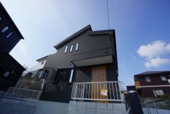 便利な洗面室収納。散らかりがちなバスタオルや清掃用品、化粧品や予備のシャンプー等もきれいに整頓できますね。