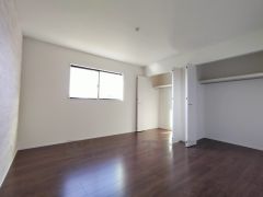 寛ぎの時間を紡ぎだす主寝室は、大型ベッドを置いても余裕の広さを確保しています。