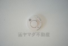 火災による煙や熱を感知して、警報音やブザー等で火災の発生を知らせてくれる火災警報器。