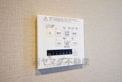 浴室暖房乾燥機付き。天候に左右されず、いつでも好きなときに洗濯物を干せるので、仕事や家事で忙しい方に重宝します。