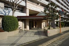 エントランスの外まで管理が行き届いた綺麗なマンションです。