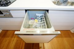 炊事時間を大幅に短縮できる食器洗浄乾燥機付き＾＾食器を洗う手間が減るので家族とのコミュニケーションの時間や自分の時間が増えますね。