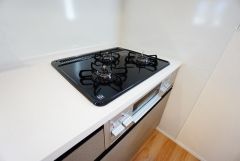 複数の調理を一度に行うことができる3口コンロ。効率よくお料理が出来ます。毎日のお料理も楽しくなりますね＾＾