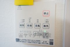 浴室暖房乾燥機付き。天候に左右されず、いつでも好きなときに洗濯物を干せるので、仕事や家事で忙しい方に重宝します。
