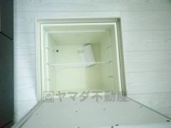 キッチンにある床下収納は、居住スペースを減らさずに買い置きの調味料や非常食などを保管することができます。