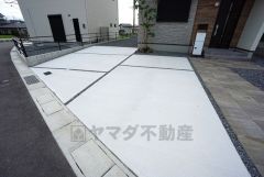 駐車スペースはゆとりある2台分を確保。マイカー用に、お客さま用に、余裕を持ってご利用いただけます。