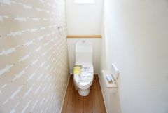 同仕様写真。ウォシュレット、暖房便座、節電・節水機能など、使い勝手のよい高機能トイレです。小窓付きで換気する時に便利です＾＾