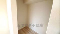 収納力豊富なウォークインクローゼット。洋服や小物などを1箇所にまとめて美しい収納を実現します。スーツケースのような大型の荷物も置けます＾＾