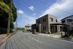 前面道路は広く、車同士がすれ違うスペースが十分にあります。落ち着いた住宅地内で快適な生活を実現してみませんか＾＾