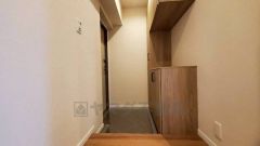 たっぷり収納できるシューズボックスです。家族全員の靴がきれいに整頓できます。棚の上にお花や写真を飾っても良いですね。