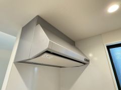 お手入れが簡単なスリム型レンジフードです。調理により発生する油煙や臭いを吸い込み、屋外へ排気してくれます。