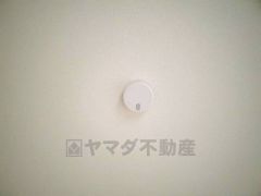 火災発生をいち早く知らせてくれる火災報知器は標準装備です。