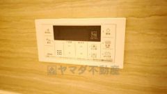 湯量・湯温の設定、そして保温までワンタッチのフルオートバス。便利な追い炊き機能付きです。