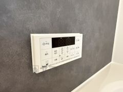 湯量・湯温の設定、そして保温までワンタッチのフルオートバス。便利な追い炊き機能付きです。