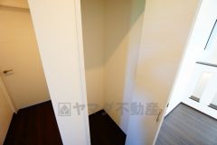 2階の廊下にも収納を確保。各居室に入りきれなかった荷物や、2階で使用する日用品のストック置き場に便利です。