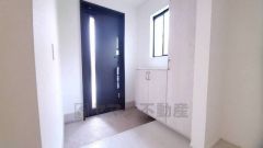 たっぷり収納できるシューズボックスです。家族全員の靴がきれいに整頓できます。棚の上にお花や写真を飾っても良いですね。