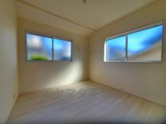 2面採光を確保した明るい室内は、風通しも良く、大変居心地の良い空間となっております。爽やかな風を感じて起きる朝は、快適生活の始まりに。