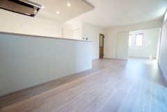 大きな窓のあるリビングは、陽光あふれる明るい空間です。居心地良く、ご家族皆がゆったり寛げる憩いの空間となりそうです。