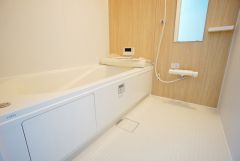 1日の疲れを癒すくつろぎのバスルーム。足を伸ばしてもゆったりと入れるサイズです。お子様と一緒にお風呂に入っても狭くないですね＾＾
