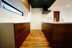 同仕様写真。リビングにいるお子様を見守りながらお料理ができる対面キッチン。カウンタートップの汚れもサッと拭き取ることができ、お掃除ラクラク＾＾