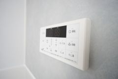 湯量・湯温の設定、そして保温までワンタッチのフルオートバス。便利な追い炊き機能付きです。