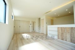 窓から光が差し込む明るいリビングダイニングです＾＾