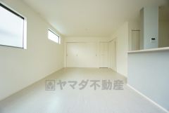 大きな窓のあるリビングは、陽光あふれる明るい空間です。居心地良く、ご家族皆がゆったり寛げる憩いの空間となりそうです。