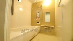 1日の疲れを癒すくつろぎのバスルーム。足を伸ばしてもゆったりと入れるサイズです。お子様と一緒にお風呂に入っても狭くないですね^^