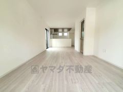 リビングは広々とした設計で、家族が集い、寛ぐ暮らしの空間を演出しています。思い思いの時間を過ごしたり、家族みんなで食事をしたり、素敵な団らんの場になりますね。