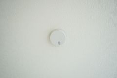 火災報知器が設置されていることで、火災の発生をいち早く感知し、就寝中や留守中でも素早く危険を知らせてくれるため、家族の安全を確保し被害を最小限に抑えられます。