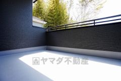 南側に面した大型のバルコニーは日当たり良好です。お洗濯物も気持ちよく干せそうです。日光浴をしたり、星を眺めたりも良いですね^^