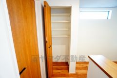 まとめ買いしてもこの収納量なら心配要らずのパントリー。調理家電や食品のストックをすっきりまとめられ、キッチン周りを広々使えます。