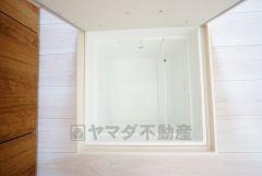 キッチンにある床下収納は、居住スペースを減らさずに買い置きの調味料や非常食などを保管することができます。