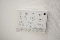 同仕様写真。壁リモコンタイプのウォシュレット付き。すっきりした見た目で、トイレ奥の掃除もしやすいです。