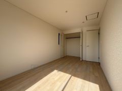 暖かい日差しが差し込む洋室。たっぷり収納できるクローゼット付きでお部屋の中をすっきりと快適に保てます。