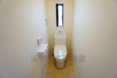 同仕様写真。1階2階の2ヶ所にトイレがありますので、忙しい朝にも家族に気を使わず、ゆとりが生まれますね＾＾ 小窓付きで換気する時に便利です＾＾