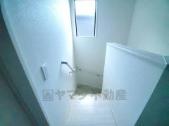 小さなお子様やご高齢の方でも安心できる、手すり付き階段。段差も低めで設定されており、安全性にも優れています。